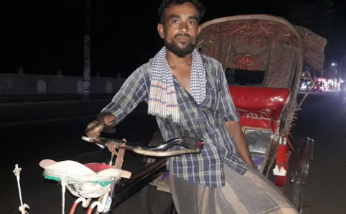 ‘এক হাতে রিকশা চালাইতে কষ্ট অইলেও সম্মান নিয়া চলতাম পারি’